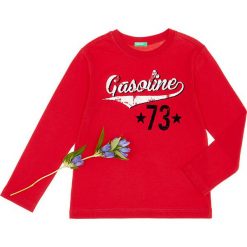 Koszulka w kolorze czerwonym. Czerwone t-shirty chłopięce Benetton Kids, z nadrukiem, z bawełny, z długim rękawem. W wyprzedaży za 25,95 zł.