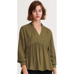 Bluzka z falbaną - Khaki. Brązowe bluzki damskie Reserved, bez wzorów, bez kołnierzyka, bez rękawów. W wyprzedaży za 29,99 zł.