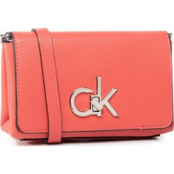 Torebka CALVIN KLEIN - Re-Lock Flap Crossbody Sm K60K606497 XA4. Czerwone listonoszki damskie Calvin Klein, bez wzorów, ze skóry ekologicznej, na ramię, bez dodatków. Za 539,00 zł.