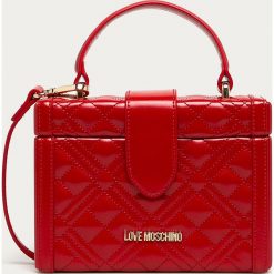 Love Moschino - Torebka. Czerwone kuferki damskie Love Moschino, w paski, ze skóry ekologicznej, na ramię, małe, pikowane, bez dodatków. Za 639,90 zł.