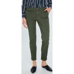 Tommy Jeans - Spodnie. Żółte jeansy damskie Tommy Jeans, z elastanu. W wyprzedaży za 299,90 zł.