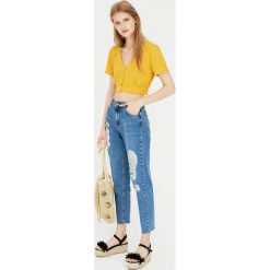 Jeansy mom fit z efektem zużycia. Niebieskie jeansy damskie relaxed fit marki Pull&Bear. Za 139,00 zł.