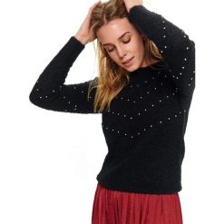 Damski sweter z okrągłym dekoltem i metalowymi zdobieniami. Czarne swetry damskie Top Secret, na zimę, z aplikacjami, z dzianiny, eleganckie, z krótkim rękawem, krótkie, bez kaptura. W wyprzedaży za 69,99 zł.