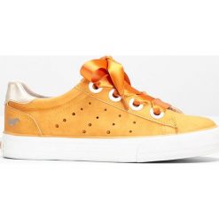 Sneakersy Mustang bonprix pomarańczowy. Pomarańczowe buty sportowe damskie bonprix, z satyny. Za 109,99 zł.