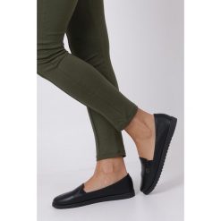 Czarne Półbuty Slip On Z Metalową Ozdobą Casu Da19X14/b. Czarne półbuty damskie Casu, z aplikacjami, bez obcasa, bez zapięcia. W wyprzedaży za 39,99 zł.