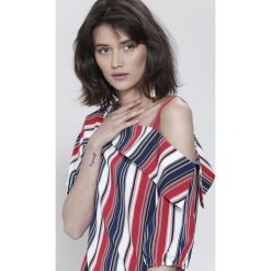 Czerwona Bluzka Blue Eyes. Czerwone bluzki damskie marki other, s, bez wzorów, bez kołnierzyka, z krótkim rękawem. Za 39,99 zł.