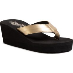 Japonki U.S. POLO ASSN. - Hera Metallized CHANY4093S0/Y1 Blk/Gold. Żółte klapki damskie U.S. Polo Assn., bez wzorów, ze skóry ekologicznej, bez obcasa, na obcasie. Za 109,00 zł.