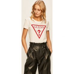 Guess Jeans - T-shirt. Różowe bluzki damskie Guess Jeans, s, z nadrukiem, z elastanu, casualowe, z okrągłym kołnierzem, z krótkim rękawem. W wyprzedaży za 89,90 zł.