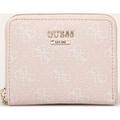 Guess Jeans - Portfel. Różowe portfele damskie Guess Jeans, z aplikacjami, z poliesteru. Za 219,90 zł.