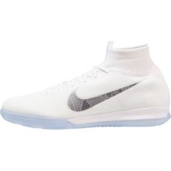 Nike Performance SUPERFLYX 6 ELITE IC Halówki white/metallic cool grey. Białe buty skate męskie Nike Performance, z gumy, do piłki nożnej. W wyprzedaży za 559,20 zł.