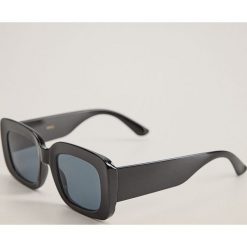 Mango - Okulary Kanye. Czarne okulary przeciwsłoneczne damskie Mango, prostokątne. W wyprzedaży za 55,90 zł.