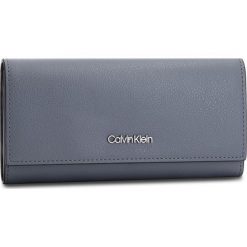 Duży Portfel Damski CALVIN KLEIN - Frame Large Trifold K60K604498 008. Szare portfele damskie Calvin Klein, ze skóry ekologicznej. Za 299,00 zł.