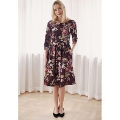 Sukienka Melia Orme burgundowa 32 fioletowy. Fioletowe sukienki damskie marki Marie Zélie, na zimę, s, w paski, z elastanu, bez kołnierzyka, bez rękawów, rozkloszowane. W wyprzedaży za 437,60 zł.