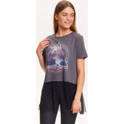 T-shirt damski z nadrukiem, z tiulowa falbanką w kropki. Szare t-shirty damskie TROLL, s, z nadrukiem, z bawełny, eleganckie, z falbankami. W wyprzedaży za 29,99 zł.