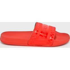 Versace Jeans - Klapki. Czerwone kapcie męskie Versace Jeans, z jeansu, bez zapięcia. W wyprzedaży za 139,90 zł.