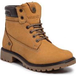 Trapery WRANGLER - Creek WL92500A Tan Yellow 024. Pomarańczowe trapery damskie Wrangler, z zamszu, klasyczne. W wyprzedaży za 279,00 zł.