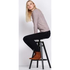 Khaki Sweter Live My Own Life. Brązowe swetry damskie marki Born2be, xl, bez wzorów, bez rękawów, bez kaptura. Za 59,99 zł.