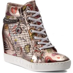 Sneakersy CARINII - B3968 K15-000-000-B88. Różowe półbuty damskie Carinii, na co dzień, z aplikacjami, ze skóry, bez obcasa, na koturnie, bez zapięcia. W wyprzedaży za 229,00 zł.
