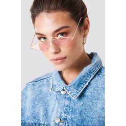 NA-KD Accessories Okulary przeciwsłoneczne z mostkiem - Pink. Różowe okulary przeciwsłoneczne damskie marki NA-KD Accessories. W wyprzedaży za 26,47 zł.