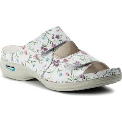 Klapki NURSING CARE - Viena WG8F33 Flowers 33. Białe klapki damskie Nursing Care, bez wzorów, ze skóry ekologicznej, bez obcasa. Za 289,00 zł.