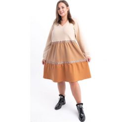 Sukienka dresowa Lilly w odcieniach karmelu XXL OVERSIZE JESIEŃ. Sukienki damskie Moda Size Plus Iwanek, na jesień, xxl, bez wzorów, z elastanu, z falbankami, bez rękawów, oversize. Za 169,90 zł.