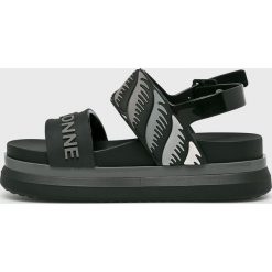 Melissa - Sandały Cosmic Sandal II + A La Garconne. Czarne klapki damskie Melissa, bez wzorów, z materiału, bez obcasa, na obcasie. W wyprzedaży za 239,90 zł.