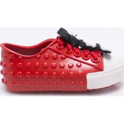 Melissa - Tenisówki dziecięce Polibolha + Disney. Czerwone buty dziewczęce sportowe marki Melissa, z motywem z bajki, z kauczuku, z okrągłym noskiem. W wyprzedaży za 329,90 zł.