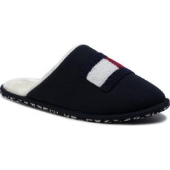 Kapcie TOMMY HILFIGER - Varsity Flag Homeslipper FM0FM02179 Midnight 403. Niebieskie klapki męskie TOMMY HILFIGER, bez wzorów, z tworzywa sztucznego. W wyprzedaży za 169,00 zł.