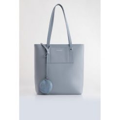 Shopper bag z przywieszką. Torby damskie na zakupy Monnari, bez wzorów, ze skóry, małe, bez dodatków. Za 99,60 zł.