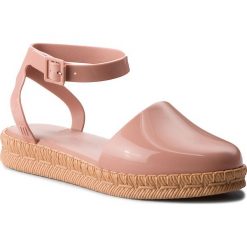 Sandały MELISSA - Espadrille + Jason Wu 32353 Pink/Beige 52623. Różowe klapki damskie Melissa, bez wzorów, z tworzywa sztucznego, bez obcasa. W wyprzedaży za 309,00 zł.