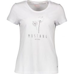 Koszulka "Alina" w kolorze białym. Białe koszulki damskie Mustang Women, m, z nadrukiem, z bawełny, z okrągłym kołnierzem. W wyprzedaży za 43,95 zł.