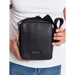 Skórzana miejska torba męska na ramię listonoszka MODEL 771-NDM PA BLACK. Czarne torby męskie skórzane PIERRE ANDREUS, w paski, ze skóry, eleganckie, na ramię, małe. Za 179,90 zł.