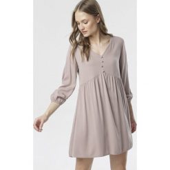 Beżowa Sukienka Mystiax. Brązowe sukienki damskie Born2be, xl, z aplikacjami, bez kołnierzyka, z długim rękawem, długie, mini, rozkloszowane. Za 79,99 zł.