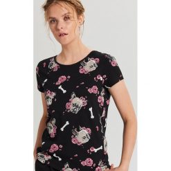 Koszulka z nadrukiem all over - Czarny. Czarne koszulki damskie Cropp, s, z nadrukiem. W wyprzedaży za 29,99 zł.
