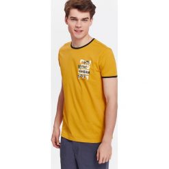 T-SHIRT MĘSKI Z KONTRASTOWYMI LAMÓWKAMI. Brązowe t-shirty męskie marki Top Secret, na lato, m, z kontrastowym kołnierzykiem. Za 19,99 zł.