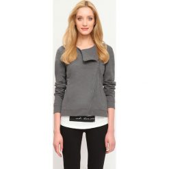 BLUZA ROZPINANA DAMSKA GŁADKA. Szare bluzy damskie Top Secret, bez wzorów, z dzianiny, bez rękawów, bez kaptura. W wyprzedaży za 59,99 zł.
