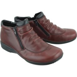 RIEKER L3691-35 red, botki damskie. Czerwone botki damskie Rieker, ze skóry, bez obcasa, bez zapięcia. Za 239,90 zł.