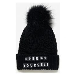 Desigual Messages Czapka zimowa Czarny. Czarne czapki damskie Desigual, na zimę, bez wzorów, z materiału. Za 171,95 zł.