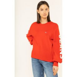 Sweter Tommy Jeans Logo Sleeve Detail DW0DW07626. Czerwone swetry damskie Tommy Jeans, xs, bez wzorów, z elastanu, klasyczne, bez rękawów, bez kaptura. W wyprzedaży za 269,00 zł.