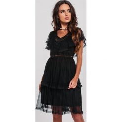 Czarna Sukienka Right As Rain. Czarne sukienki damskie other, s, bez wzorów, bez kołnierzyka, bez rękawów, mini. Za 149,99 zł.