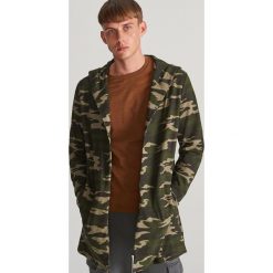 Długa bluza z kapturem - Zielony. Zielone bluzy męskie Reserved, s, bez wzorów, z kapturem, z długim rękawem, długie, z kapturem. Za 119,99 zł.