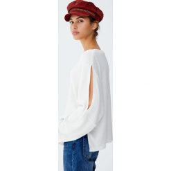 Sweter z rozcięciami na ramionach. Swetry damskie Pull&Bear. Za 55,90 zł.
