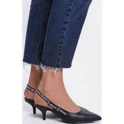 Czarne Czółenka Electric Feel. Czarne czółenka damskie Renee, z nadrukiem, ze szpiczastym noskiem, bez obcasa, na obcasie. Za 49,99 zł.