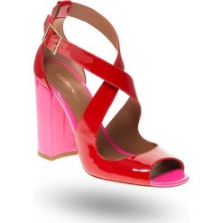 Czerwone lakierowane sandały na różowym słupku. Czerwone sandały damskie Emporio Armani, bez wzorów, ze skóry, bez obcasa, na słupku, ze sprzączką. Za 719,60 zł.