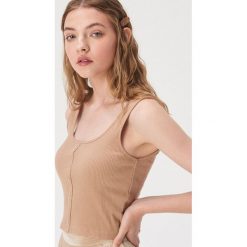 Prążkowany crop top - Beżowy. Brązowe topy damskie Sinsay, s, bez wzorów, prążkowane, bez kołnierzyka. W wyprzedaży za 14,99 zł.