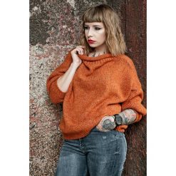 Sweter krótki UNDERWORLD ceglasty. Czerwone bluzy damskie Underworld, uniwersalny, bez wzorów, z krótkim rękawem, krótkie, bez kaptura. Za 169,99 zł.