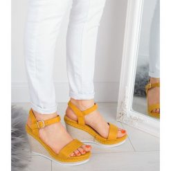 Sandałki damskie Ideal Shoes U-6292 Żółte. Żółte sandały damskie Ideal Shoes, bez wzorów, z tworzywa sztucznego, klasyczne, na wysokim obcasie, na koturnie, bez zapięcia. Za 99,00 zł.