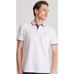 Koszulka polo regular fit - Biały. Białe koszulki polo męskie Reserved, s, bez wzorów, bez rękawów. Za 59,99 zł.