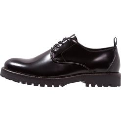 Shoe The Bear AZIZ Oksfordki black. Czarne półbuty męskie marki Shoe The Bear, bez wzorów, ze skóry, na sznurówki. Za 629,00 zł.