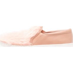 Topshop TEXAS SLIP ON Półbuty wsuwane nude. Szare trampki i tenisówki damskie marki Topshop, ze skóry ekologicznej. W wyprzedaży za 127,20 zł.